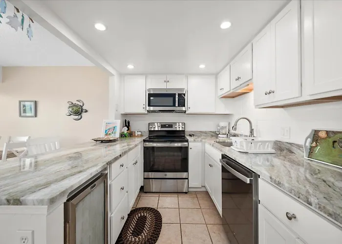 Beautiful 1 Bedroom In 9400 Building With Side Ocean Views! *