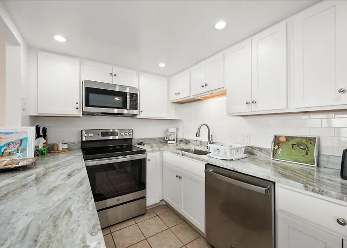 Beautiful 1 Bedroom In 9400 Building With Side Ocean Views!