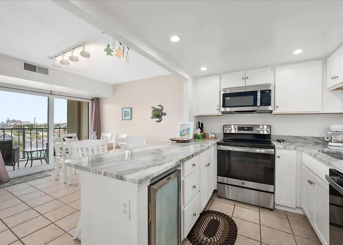 Beautiful 1 Bedroom In 9400 Building With Side Ocean Views! *