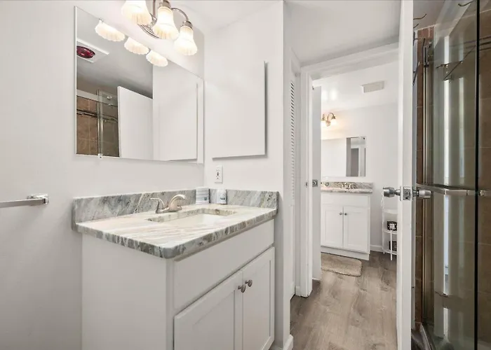 Beautiful 1 Bedroom In 9400 Building With Side Ocean Views! Ferienhaus *