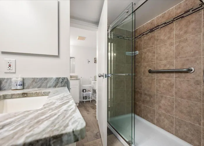 Beautiful 1 Bedroom In 9400 Building With Side Ocean Views!