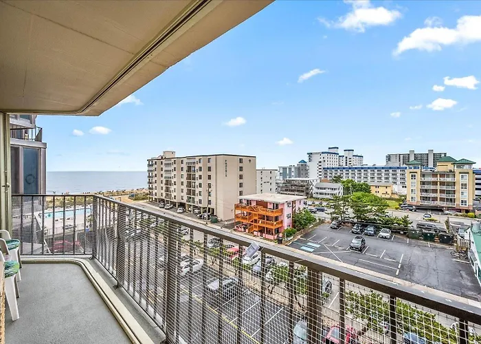 Beautiful 1 Bedroom In 9400 Building With Side Ocean Views! *