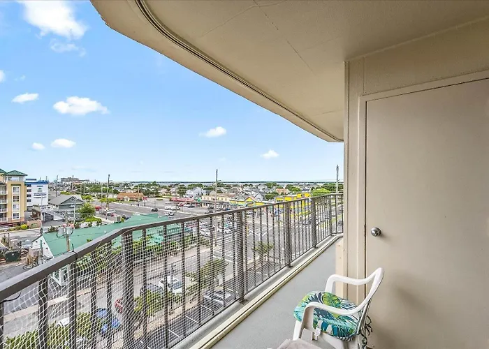 Beautiful 1 Bedroom In 9400 Building With Side Ocean Views! *