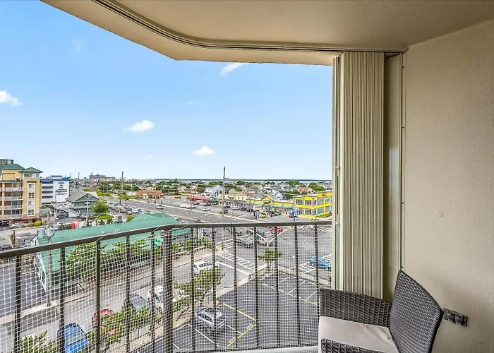 Beautiful 1 Bedroom In 9400 Building With Side Ocean Views! *