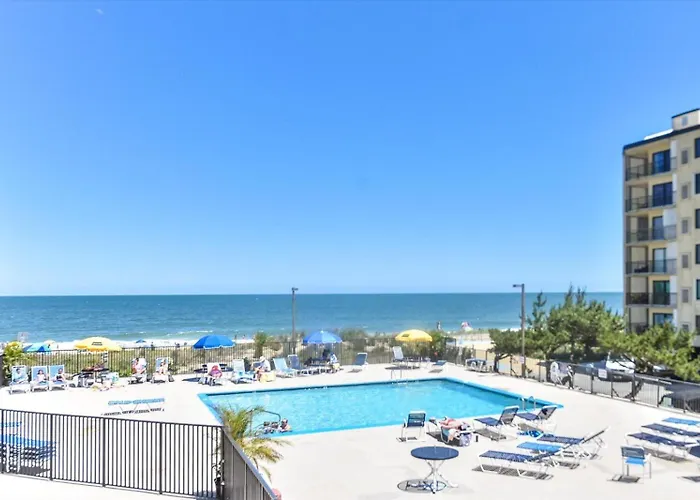 Beautiful 1 Bedroom In 9400 Building With Side Ocean Views! *